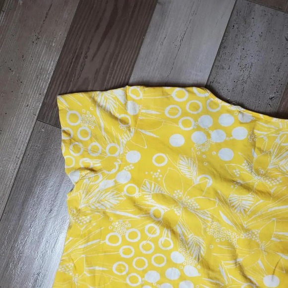 Liz Claiborne Short Sleeve V-Neck Floral Tee Yellow and White Size Large NWOT - Picture 9 of 15